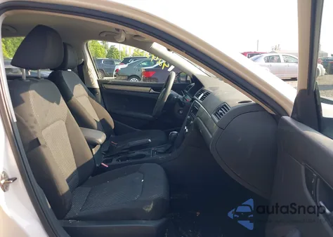 2012 Volkswagen Passat 2.5L S z USA, uszkodzony, nr VIN 1VWAP7A38CC053708